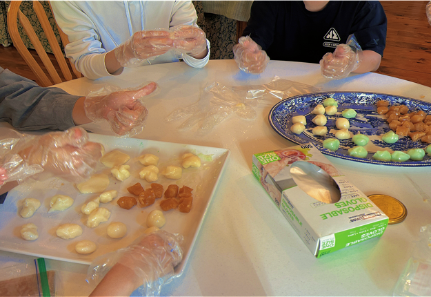 一群人坐在桌子前描述已自动生成